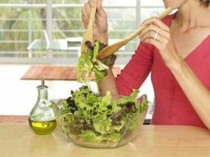 A dieta con l'insalata: 5 idee per condimenti leggeri