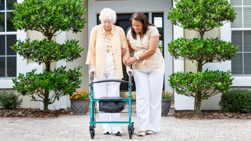 I vari tipi di camminatori per anziani