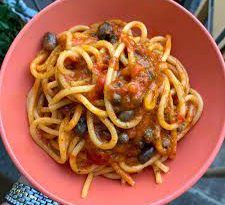 spaghetti peperoni capperi e olive