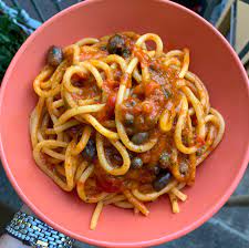 spaghetti peperoni capperi e olive